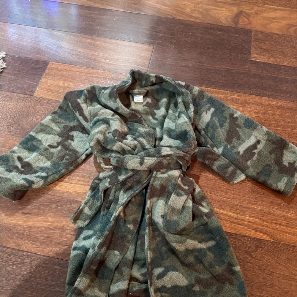 The children’s place boys camo fleece robe size xs 4 guc
